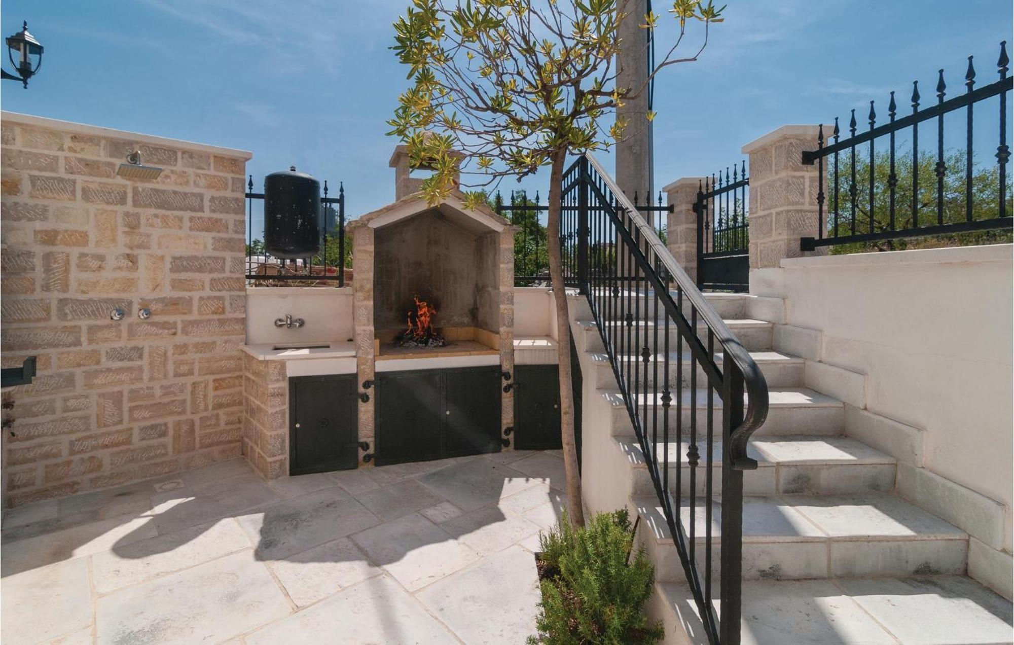 Stunning Home In Primosten With Kitchen Exterior foto