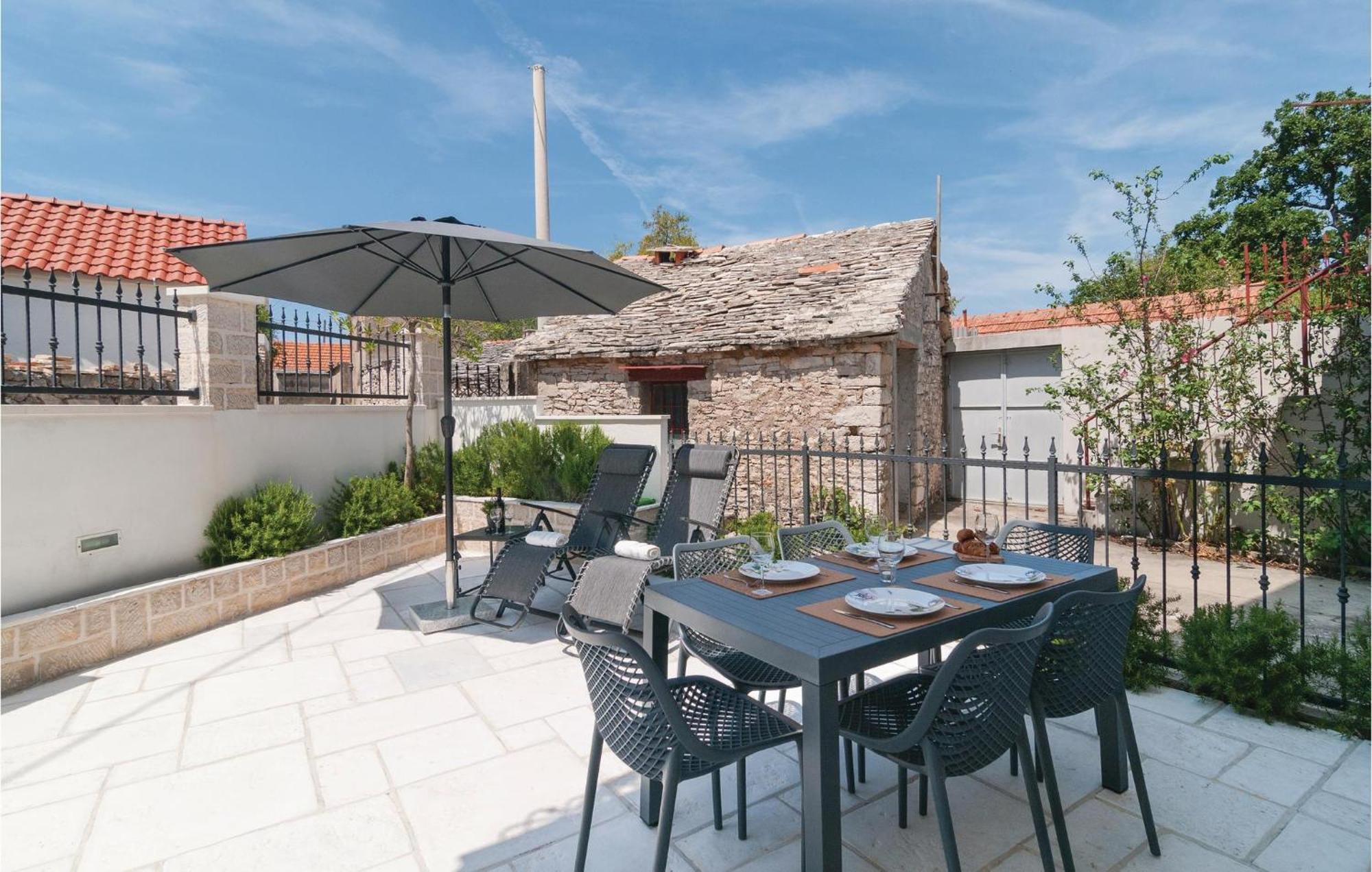 Stunning Home In Primosten With Kitchen Exterior foto