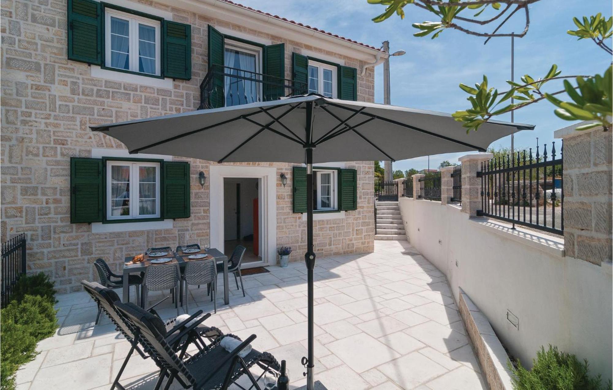 Stunning Home In Primosten With Kitchen Exterior foto